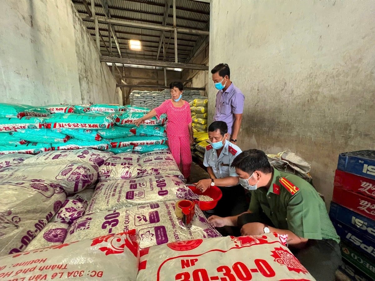 Đoàn kiểm tra liên ngành kiểm tra một cơ sở kinh doanh vật tư nông nghiệp trên địa bàn huyện Vĩnh Lợi. Ảnh: Trọng Linh. Đoàn kiểm tra liên ngành kiểm tra một cơ sở kinh doanh vật tư nông nghiệp trên địa bàn huyện Vĩnh Lợi. Ảnh: Trọng Linh.