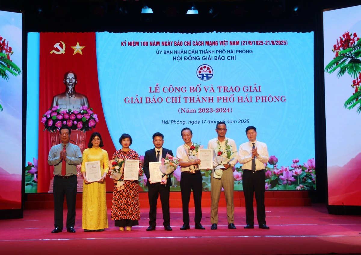Nhà báo Đinh Mười, phóng viên Báo Nông nghiệp và Môi trường, với loạt bài 'Đánh thức tiềm năng xuất khẩu Hải Phòng', đã xuất sắc giành giải A ở thể loại Báo Điện tử. Loạt bài phân tích sâu sắc những tiềm năng, thách thức và đề xuất các giải pháp để nâng tầm nông sản, sản phẩm thế mạnh của thành phố, chinh phục các thị trường khó tính. Tuyến bài 'Cấp bách bảo vệ nguồn nước sông Đa Độ' của nhà báo Đinh Mười cũng nhận được giải Khuyến khích. Đây là tuyến bài mang tính phản biện, cảnh báo về sự cần thiết phải gìn giữ 'mạch nguồn sự sống' cho thành phố. Ảnh: Hoàng Phong. Nhà báo Đinh Mười, phóng viên Báo Nông nghiệp và Môi trường, với loạt bài 'Đánh thức tiềm năng xuất khẩu Hải Phòng', đã xuất sắc giành giải A ở thể loại Báo Điện tử. Loạt bài phân tích sâu sắc những tiềm năng, thách thức và đề xuất các giải pháp để nâng tầm nông sản, sản phẩm thế mạnh của thành phố, chinh phục các thị trường khó tính. Tuyến bài 'Cấp bách bảo vệ nguồn nước sông Đa Độ' của nhà báo Đinh Mười cũng nhận được giải Khuyến khích. Đây là tuyến bài mang tính phản biện, cảnh báo về sự cần thiết phải gìn giữ 'mạch nguồn sự sống' cho thành phố. Ảnh: Hoàng Phong.
