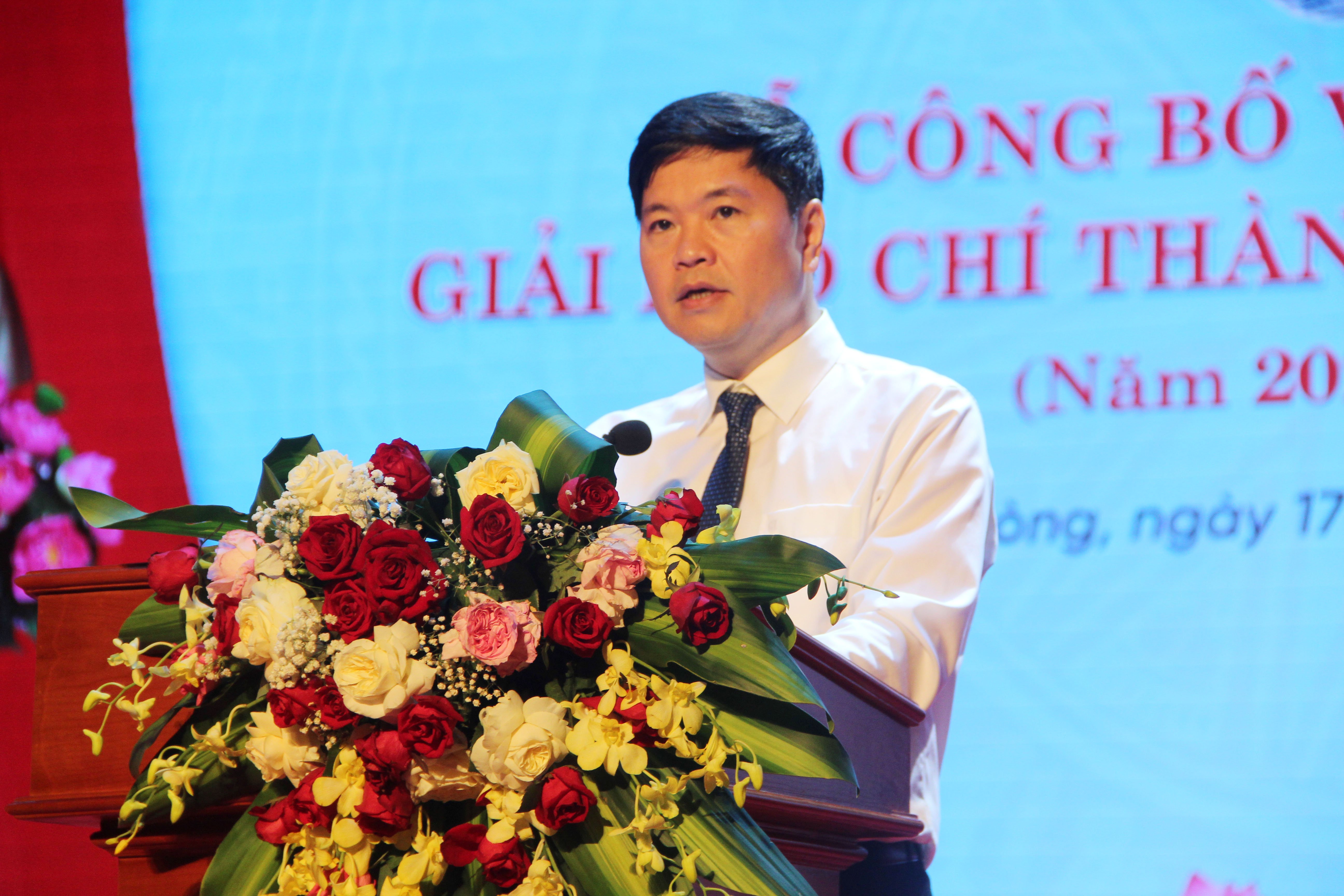 Ông Hoàng Minh Cường - Phó Chủ tịch UBND TP Hải Phòng, Chủ tịch Hội đồng giải Báo chí thành phố khẳng định: Báo chí Hải Phòng và đội ngũ các nhà báo, phóng viên, người làm báo của thành phố Hải Phòng không ngừng lớn mạnh; luôn là lực lượng tiên phong, phản ánh kịp thời diễn biến mọi mặt của đời sống xã hội, tâm tư, nguyện vọng chính đáng của Nhân dân; phát hiện và cổ vũ những nhân tố mới, điển hình tiên tiến, gương người tốt, việc tốt trong xã hội và những thành tựu trong công cuộc đổi mới của đất nước nói chung, của thành phố Hải Phòng nói riêng. Thời gian tới, đề nghị các cơ quan báo chí tiếp tục đồng hành cùng Đảng bộ, chính quyền và nhân dân Hải Phòng, đặc biệt trong giai đoạn phát triển mới, sau khi sáp nhập với tỉnh Hải Dương, phát huy vai trò là kênh thông tin tin cậy, góp phần quan trọng cho công tác lãnh đạo, chỉ đạo, điều hành của thành phố. Ảnh: Hoàng Phong. Ông Hoàng Minh Cường - Phó Chủ tịch UBND TP Hải Phòng, Chủ tịch Hội đồng giải Báo chí thành phố khẳng định: Báo chí Hải Phòng và đội ngũ các nhà báo, phóng viên, người làm báo của thành phố Hải Phòng không ngừng lớn mạnh; luôn là lực lượng tiên phong, phản ánh kịp thời diễn biến mọi mặt của đời sống xã hội, tâm tư, nguyện vọng chính đáng của Nhân dân; phát hiện và cổ vũ những nhân tố mới, điển hình tiên tiến, gương người tốt, việc tốt trong xã hội và những thành tựu trong công cuộc đổi mới của đất nước nói chung, của thành phố Hải Phòng nói riêng. Thời gian tới, đề nghị các cơ quan báo chí tiếp tục đồng hành cùng Đảng bộ, chính quyền và nhân dân Hải Phòng, đặc biệt trong giai đoạn phát triển mới, sau khi sáp nhập với tỉnh Hải Dương, phát huy vai trò là kênh thông tin tin cậy, góp phần quan trọng cho công tác lãnh đạo, chỉ đạo, điều hành của thành phố. Ảnh: Hoàng Phong.