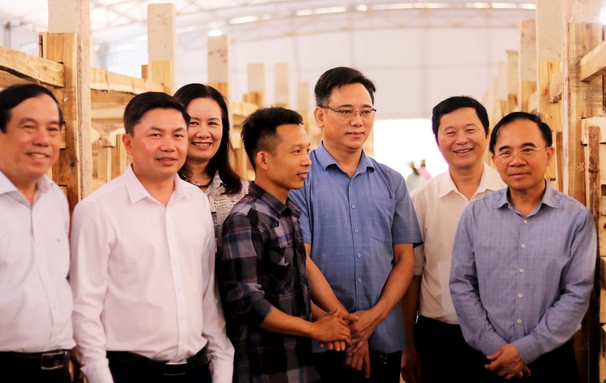 Lãnh đạo Sở Khoa học và Công nghệ, huyện Cẩm Xuyên tham quan, đánh giá cao mô hình hoạt động của HTX Xuyên Sơn. Ảnh: Thanh Nga. Lãnh đạo Sở Khoa học và Công nghệ, huyện Cẩm Xuyên tham quan, đánh giá cao mô hình hoạt động của HTX Xuyên Sơn. Ảnh: Thanh Nga.