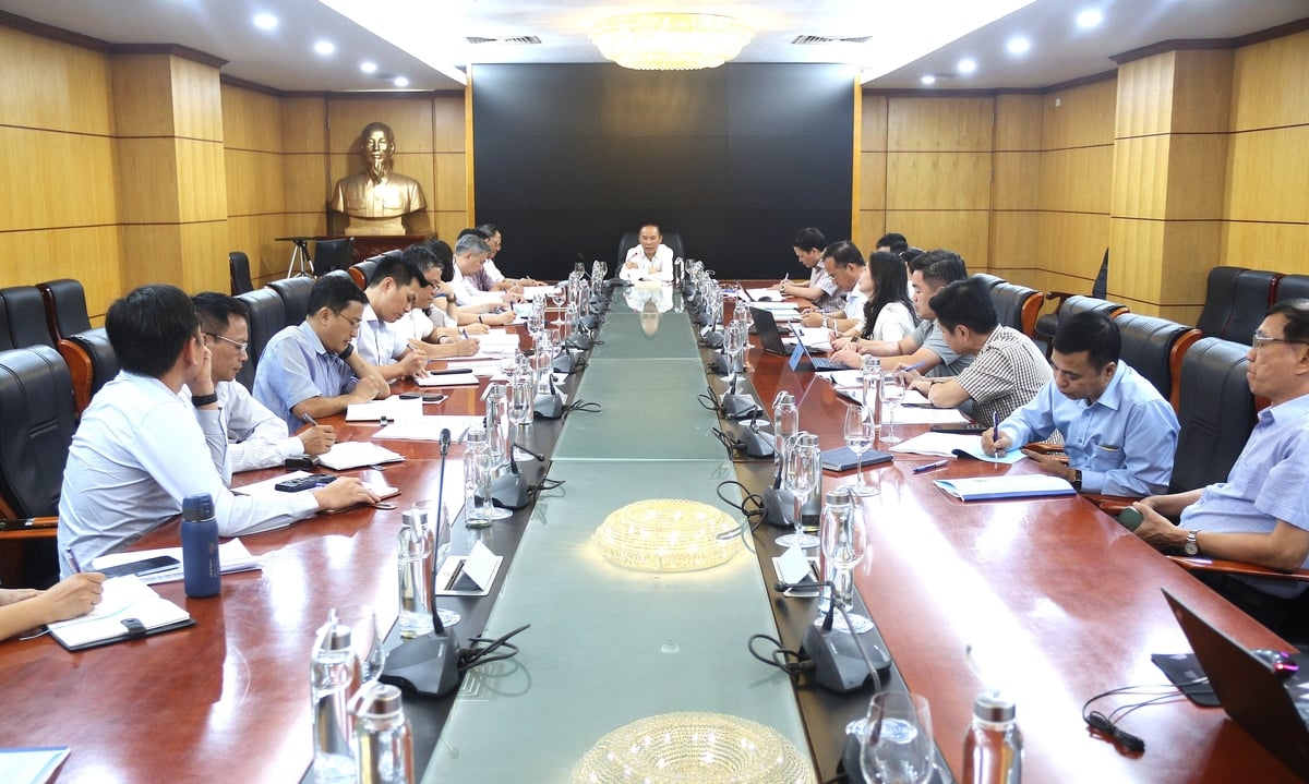 Thứ trưởng Phùng Đức Tiến chủ trì cuộc họp về đề án hợp nhất Viện Chăn nuôi và Viện Thú y. Ảnh: Phạm Hiếu. Thứ trưởng Phùng Đức Tiến chủ trì cuộc họp về đề án hợp nhất Viện Chăn nuôi và Viện Thú y. Ảnh: Phạm Hiếu.