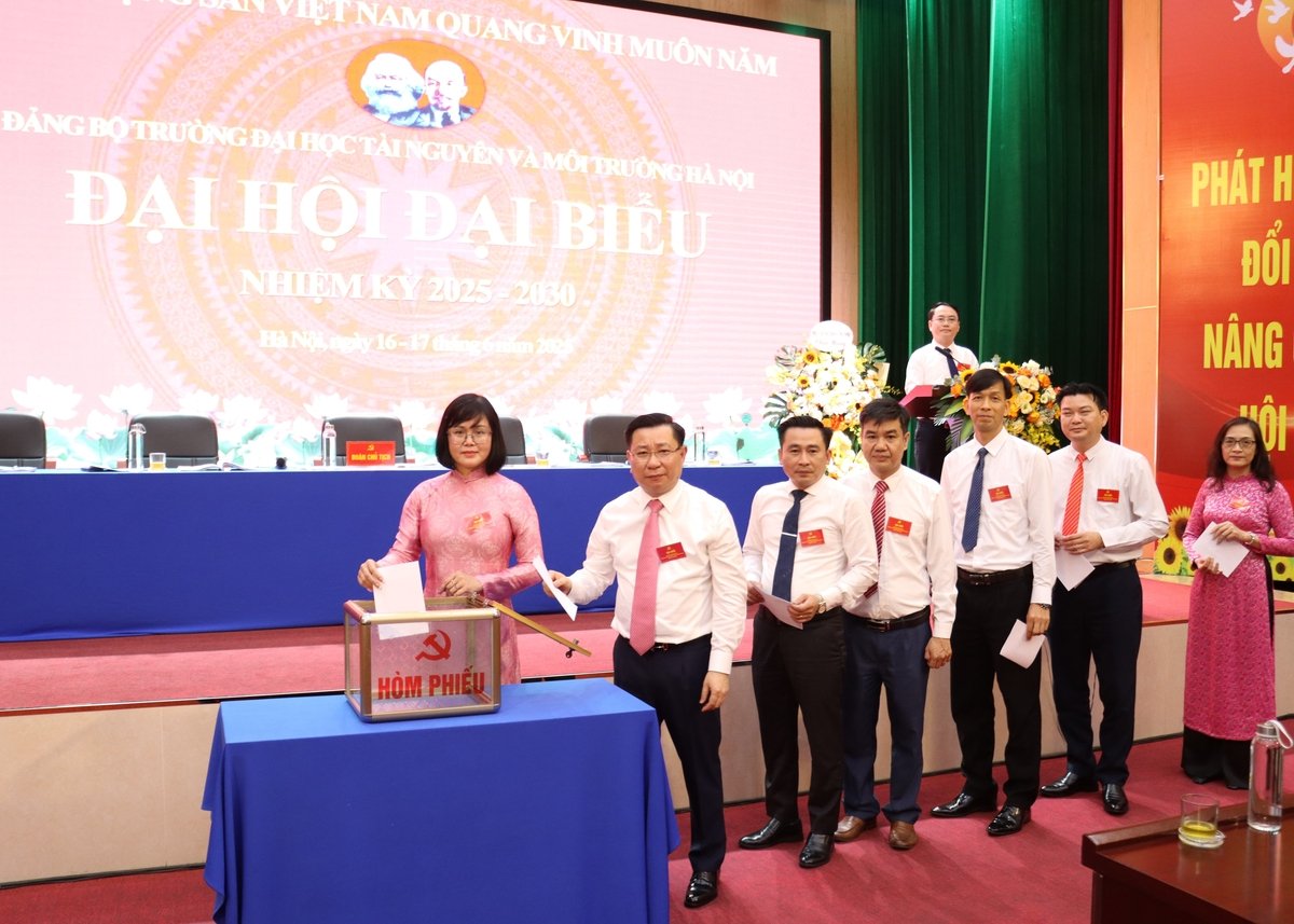 Các đại biểu bỏ phiếu bầu BCH khóa mới, đại diện tham gia lãnh đạo Đảng bộ hoàn thành thắng lợi các nhiệm vụ trong thời kỳ mới. Ảnh: Nguyễn Thủy. Các đại biểu bỏ phiếu bầu BCH khóa mới, đại diện tham gia lãnh đạo Đảng bộ hoàn thành thắng lợi các nhiệm vụ trong thời kỳ mới. Ảnh: Nguyễn Thủy.