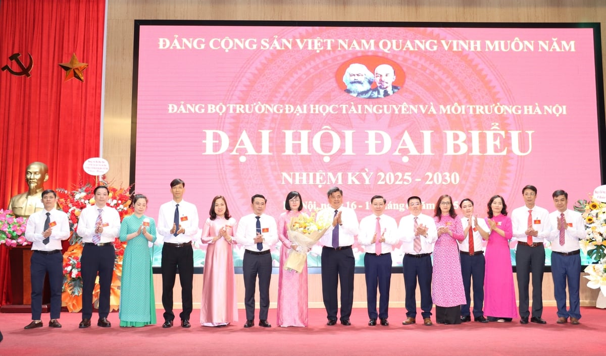 Thứ trưởng Trần Thanh Nam tặng hoa, chúc mừng 14 đồng chí được lựa chọn tham gia BCH Đảng bộ Trường Đại học TN-MT Hà Nội, nhiệm kỳ 2025 - 2030. Ảnh: Nguyễn Thủy. Thứ trưởng Trần Thanh Nam tặng hoa, chúc mừng 14 đồng chí được lựa chọn tham gia BCH Đảng bộ Trường Đại học TN-MT Hà Nội, nhiệm kỳ 2025 - 2030. Ảnh: Nguyễn Thủy.