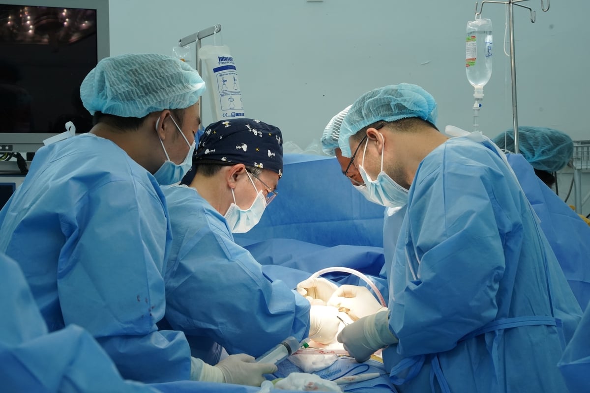 Các bác sĩ tiến hành phẫu thuật lấy, ghép tạng từ người cho chết não. Ảnh: Bệnh viện cung cấp. Các bác sĩ tiến hành phẫu thuật lấy, ghép tạng từ người cho chết não. Ảnh: Bệnh viện cung cấp.