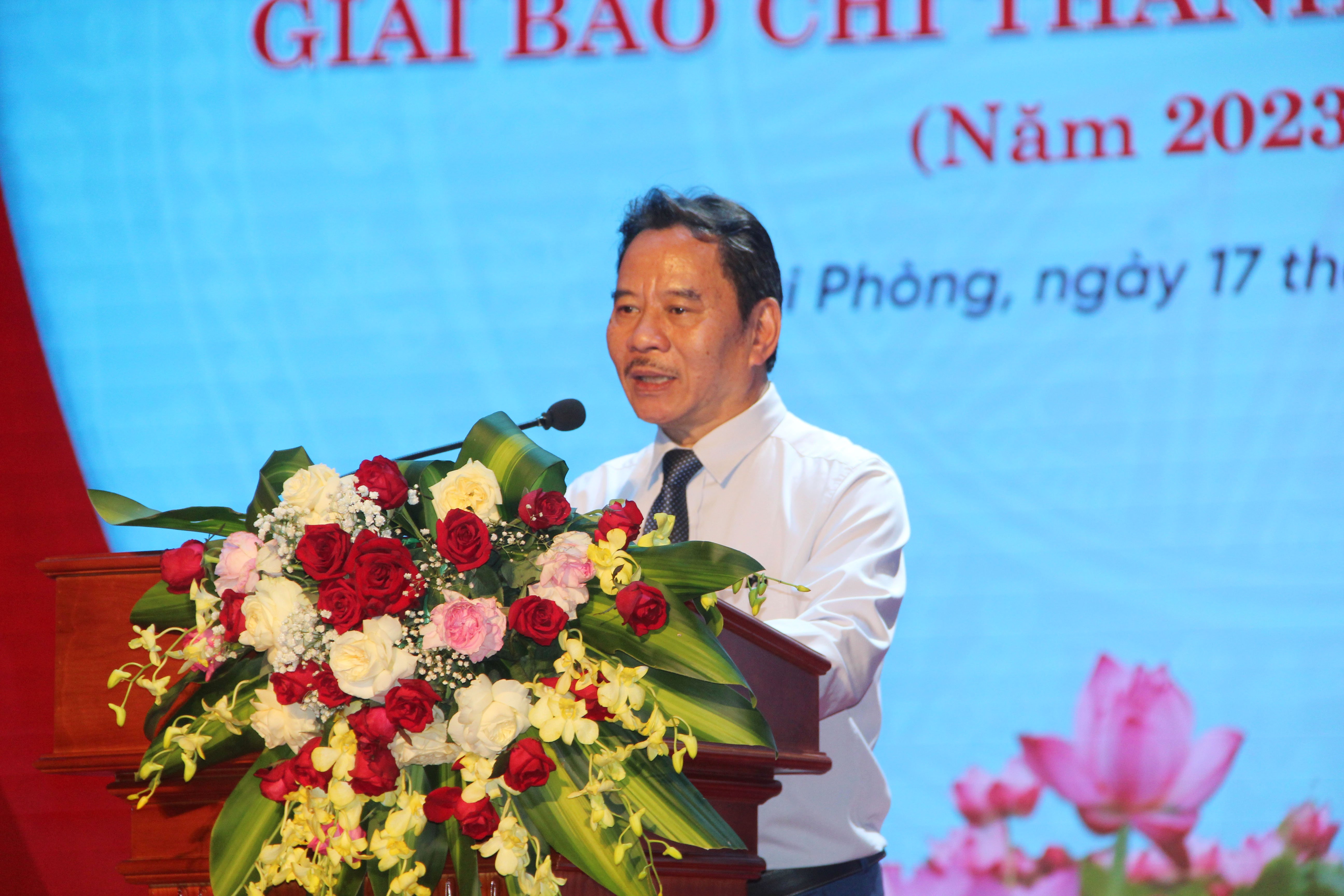 Ông Nguyễn Anh Tú, Chủ tịch Hội Nhà báo Hải Phòng cho biết, việc tổ chức thành công mùa giải đầu tiên không chỉ tôn vinh những cống hiến của các nhà báo mà còn đặt ra kỳ vọng về một nền báo chí Hải Phòng ngày càng chuyên nghiệp, sắc bén và có trách nhiệm hơn. Đây sẽ là động lực để các nhà báo tiếp tục dấn thân, phản ánh sâu sắc hơn nữa hơi thở cuộc sống, góp phần lan tỏa những giá trị tốt đẹp và tạo sự đồng thuận xã hội, chung tay xây dựng thành phố Cảng văn minh, hiện đại. Kỳ vọng giải Báo chí thành phố tiếp tục nhận được sự hưởng ứng tích cực, trở thành sân chơi ý nghĩa để những người làm báo có thêm nhiều tác phẩm chất lượng hơn, góp phần vào sự thành công của giải trong thời gian tới. Ảnh: Hoàng Phong. Ông Nguyễn Anh Tú, Chủ tịch Hội Nhà báo Hải Phòng cho biết, việc tổ chức thành công mùa giải đầu tiên không chỉ tôn vinh những cống hiến của các nhà báo mà còn đặt ra kỳ vọng về một nền báo chí Hải Phòng ngày càng chuyên nghiệp, sắc bén và có trách nhiệm hơn. Đây sẽ là động lực để các nhà báo tiếp tục dấn thân, phản ánh sâu sắc hơn nữa hơi thở cuộc sống, góp phần lan tỏa những giá trị tốt đẹp và tạo sự đồng thuận xã hội, chung tay xây dựng thành phố Cảng văn minh, hiện đại. Kỳ vọng giải Báo chí thành phố tiếp tục nhận được sự hưởng ứng tích cực, trở thành sân chơi ý nghĩa để những người làm báo có thêm nhiều tác phẩm chất lượng hơn, góp phần vào sự thành công của giải trong thời gian tới. Ảnh: Hoàng Phong.