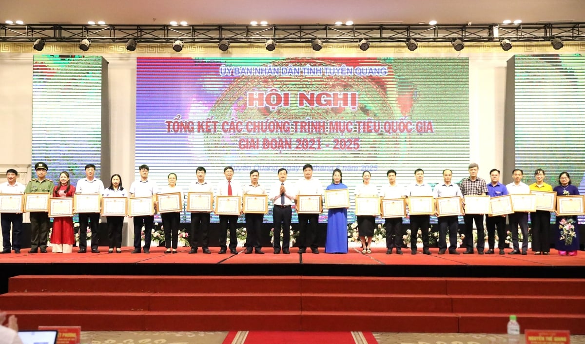 Lãnh đạo tỉnh Tuyên Quang tặng Bằng khen cho các tập thể, cá nhân có thành tích xuất sắc trong thực hiện các Chương trình mục tiêu quốc gia. Ảnh: Quang Cường. Lãnh đạo tỉnh Tuyên Quang tặng Bằng khen cho các tập thể, cá nhân có thành tích xuất sắc trong thực hiện các Chương trình mục tiêu quốc gia. Ảnh: Quang Cường.