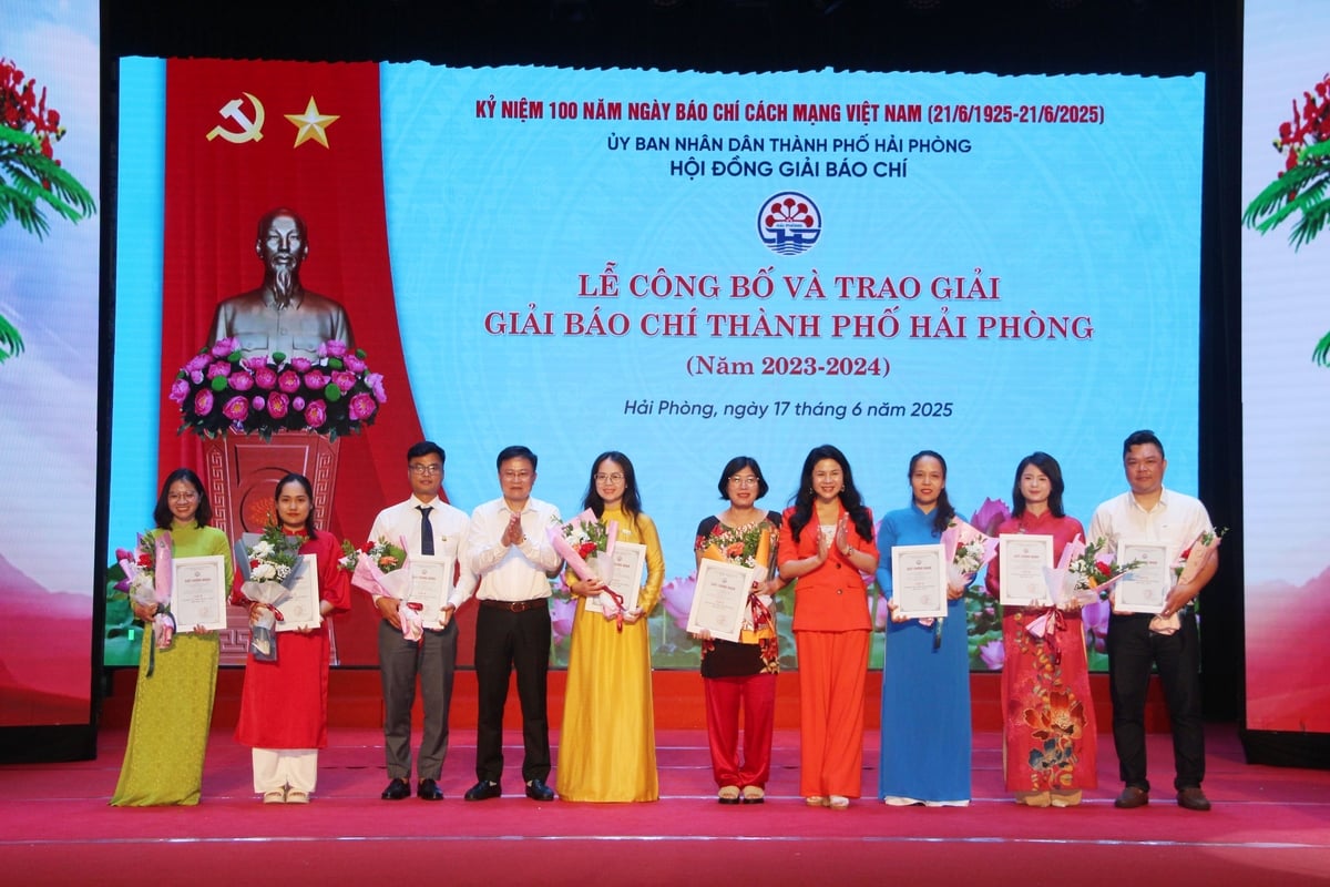 Các tác giả, nhóm tác giả các Báo Tiền Phong (1 giải), Báo Kinh tế Đô thị (1 giải), Trung tân Báo chí và Truyền thông Hải Phòng (2 giải) vinh dự nhận Giải B. Ảnh: Hoàng Phong. Các tác giả, nhóm tác giả các Báo Tiền Phong (1 giải), Báo Kinh tế Đô thị (1 giải), Trung tân Báo chí và Truyền thông Hải Phòng (2 giải) vinh dự nhận Giải B. Ảnh: Hoàng Phong.