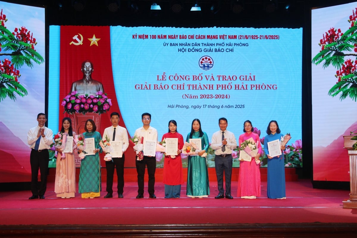 Các tác giả, nhóm tác giả Trung tâm Báo chí và Truyền thông Hải Phòng (4 giải), Báo Tài chính Đầu tư (1 giải), Báo Xây dựng (1 giải) vinh dự được nhận Giải C. Ảnh: Hoàng Phong. Các tác giả, nhóm tác giả Trung tâm Báo chí và Truyền thông Hải Phòng (4 giải), Báo Tài chính Đầu tư (1 giải), Báo Xây dựng (1 giải) vinh dự được nhận Giải C. Ảnh: Hoàng Phong.