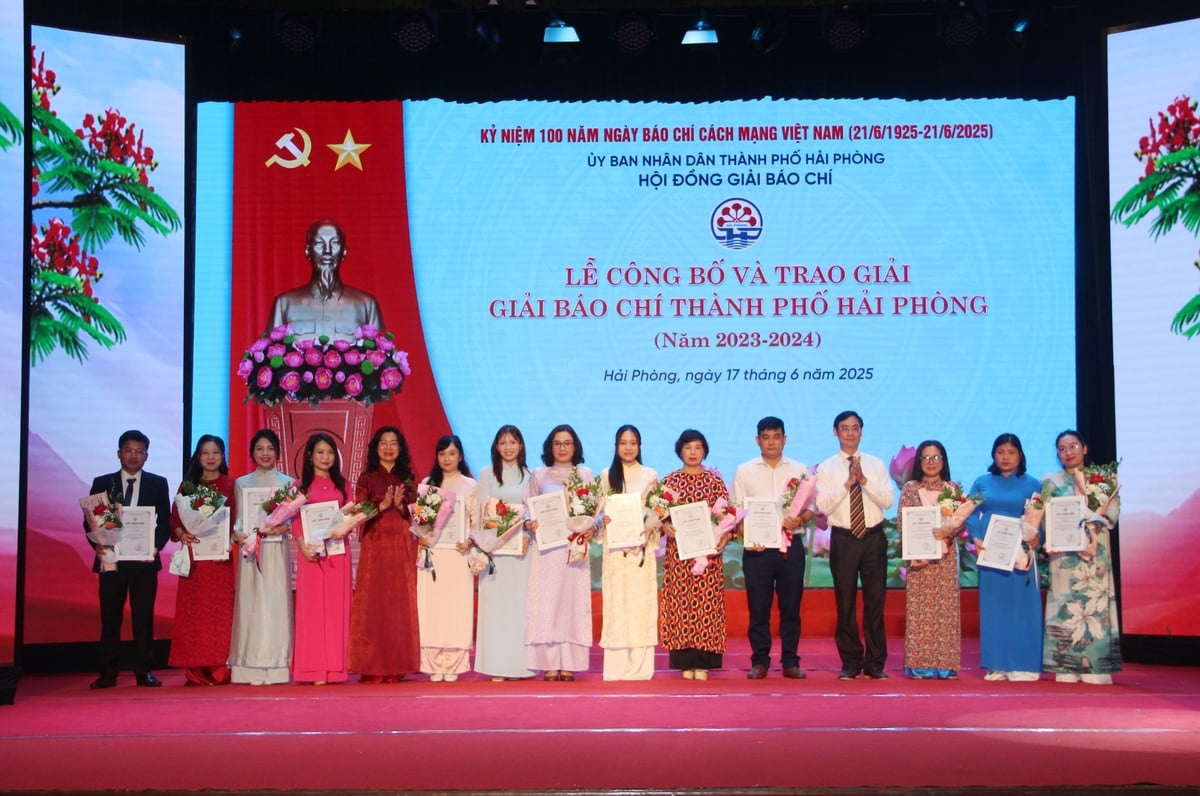 Các tác giả Báo Pháp luật Việt Nam, Ban Chuyên đề An ninh Hải Phòng, Báo Nông nghiệp và Môi trường, Tạp chí Đầu tư Tài chính, Trung tâm Báo chí và Truyền thông Hải Phòng,... nhận Giải Khuyến khích. Ảnh: Hoàng Phong. Các tác giả Báo Pháp luật Việt Nam, Ban Chuyên đề An ninh Hải Phòng, Báo Nông nghiệp và Môi trường, Tạp chí Đầu tư Tài chính, Trung tâm Báo chí và Truyền thông Hải Phòng,... nhận Giải Khuyến khích. Ảnh: Hoàng Phong.