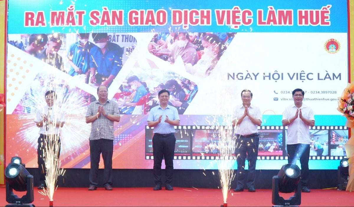 TP Huế tiếp tục thực hiện công tác đào nghề, giải quyết việc làm cho người lao động với mục tiêu không ai bị bỏ lại phía sau. Ảnh: Văn Dinh. TP Huế tiếp tục thực hiện công tác đào nghề, giải quyết việc làm cho người lao động với mục tiêu không ai bị bỏ lại phía sau. Ảnh: Văn Dinh.