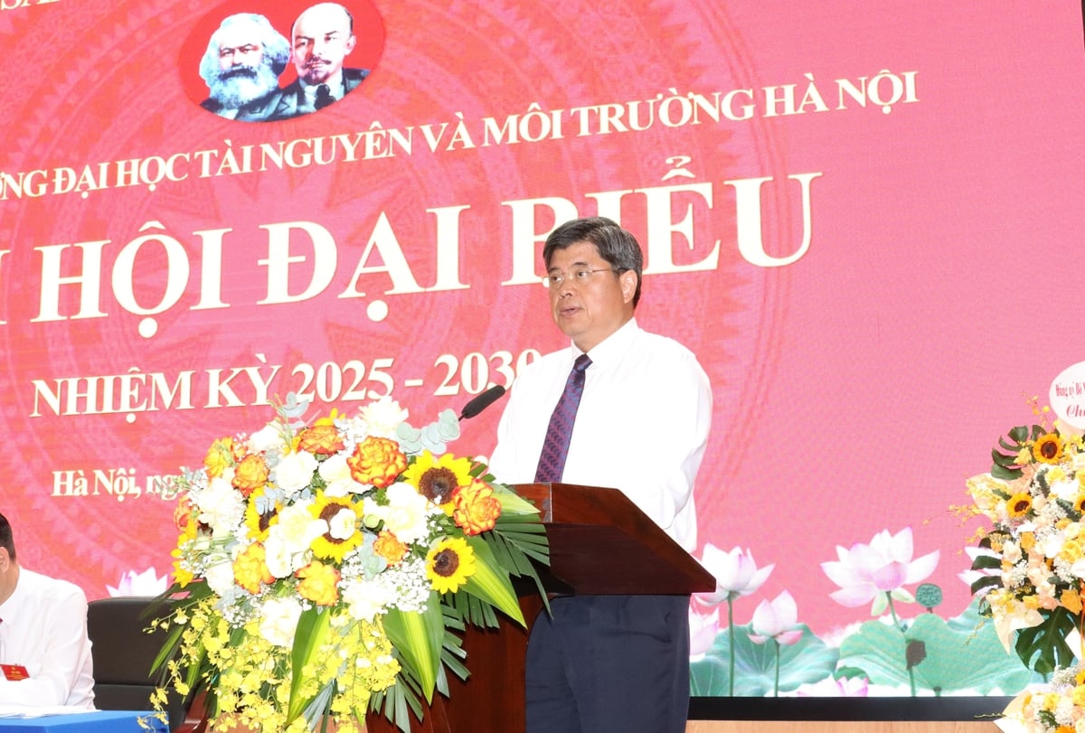 Thứ trưởng Trần Thanh Nam ghi nhận và biểu dương những thành tích nổi bật mà Đảng bộ Trường Đại học TN-MT Hà Nội đã đạt được trong nhiệm kỳ vừa qua. Ảnh: Nguyễn Thủy. Thứ trưởng Trần Thanh Nam ghi nhận và biểu dương những thành tích nổi bật mà Đảng bộ Trường Đại học TN-MT Hà Nội đã đạt được trong nhiệm kỳ vừa qua. Ảnh: Nguyễn Thủy.