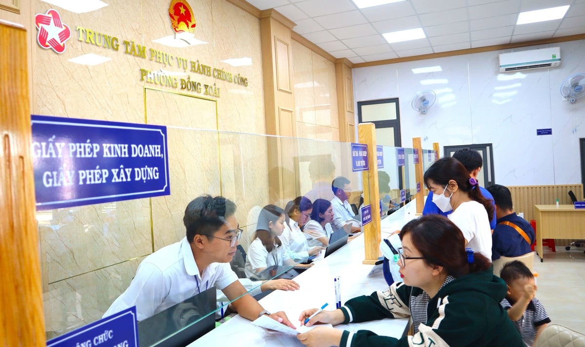 Cán bộ phường Đồng Xoài tiếp nhận giải quyết thủ tục hành chính cho người dân trong ngày đầu vận hành thử nghiệm. Ảnh: HT. Cán bộ phường Đồng Xoài tiếp nhận giải quyết thủ tục hành chính cho người dân trong ngày đầu vận hành thử nghiệm. Ảnh: HT.
