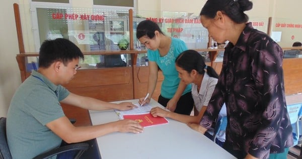Người dân khi thực hiện thủ tục đăng ký đất đai sẽ được tự do lựa chọn nơi nộp hồ sơ đất. Ảnh: Báo Điện tử Chính phủ. Người dân khi thực hiện thủ tục đăng ký đất đai sẽ được tự do lựa chọn nơi nộp hồ sơ đất. Ảnh: Báo Điện tử Chính phủ.