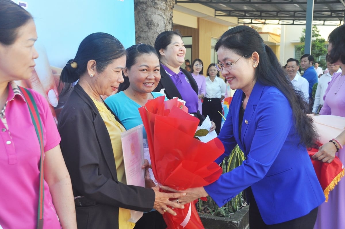 Bí thư Tỉnh ủy Tôn Ngọc Hạnh tặng hoa và quà cho công dân đến giải quyết thủ tục hành chính vận hành thử nghiệm sáng 16/6 tại phường Đồng Xoài. Ảnh: HT. Bí thư Tỉnh ủy Tôn Ngọc Hạnh tặng hoa và quà cho công dân đến giải quyết thủ tục hành chính vận hành thử nghiệm sáng 16/6 tại phường Đồng Xoài. Ảnh: HT.
