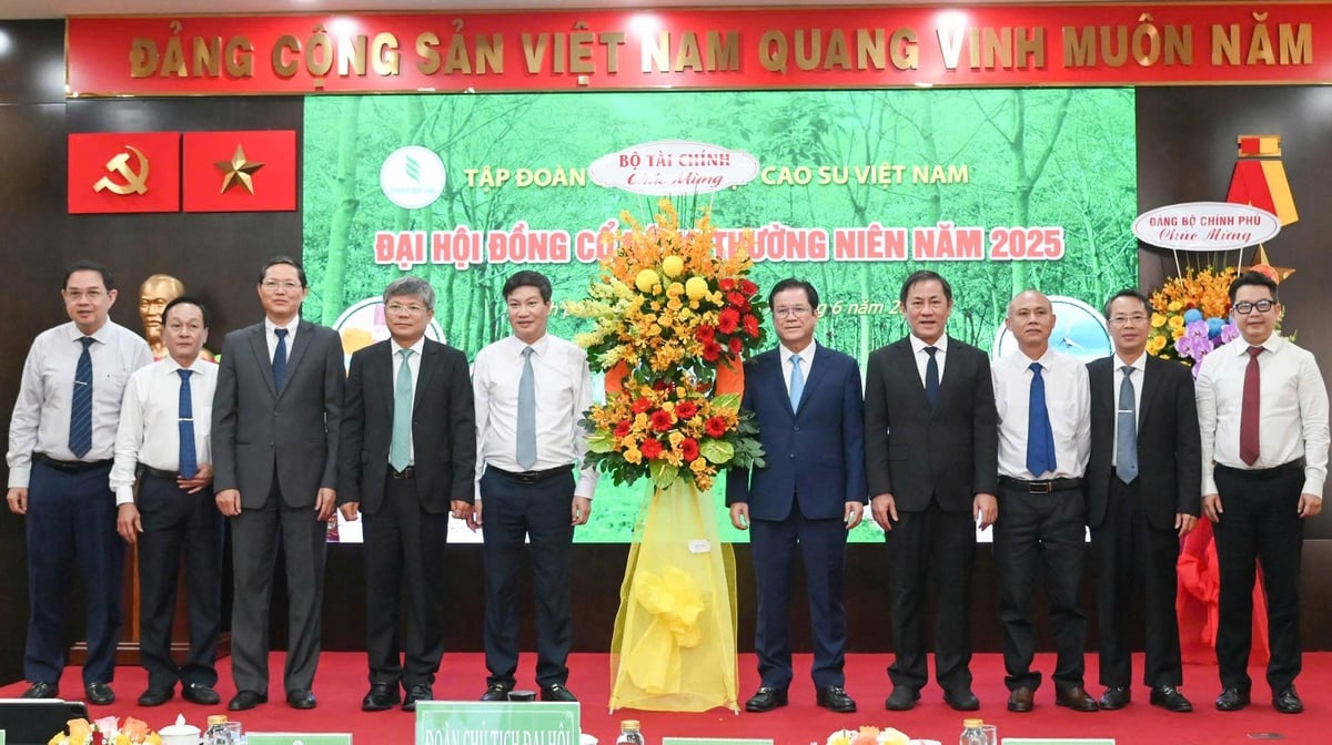 Đại diện Bộ Tài chính tặng hoa chúc mừng Đại hội đồng cổ đông thường niên năm 2025 của VRG. Ảnh: VRG. Đại diện Bộ Tài chính tặng hoa chúc mừng Đại hội đồng cổ đông thường niên năm 2025 của VRG. Ảnh: VRG.