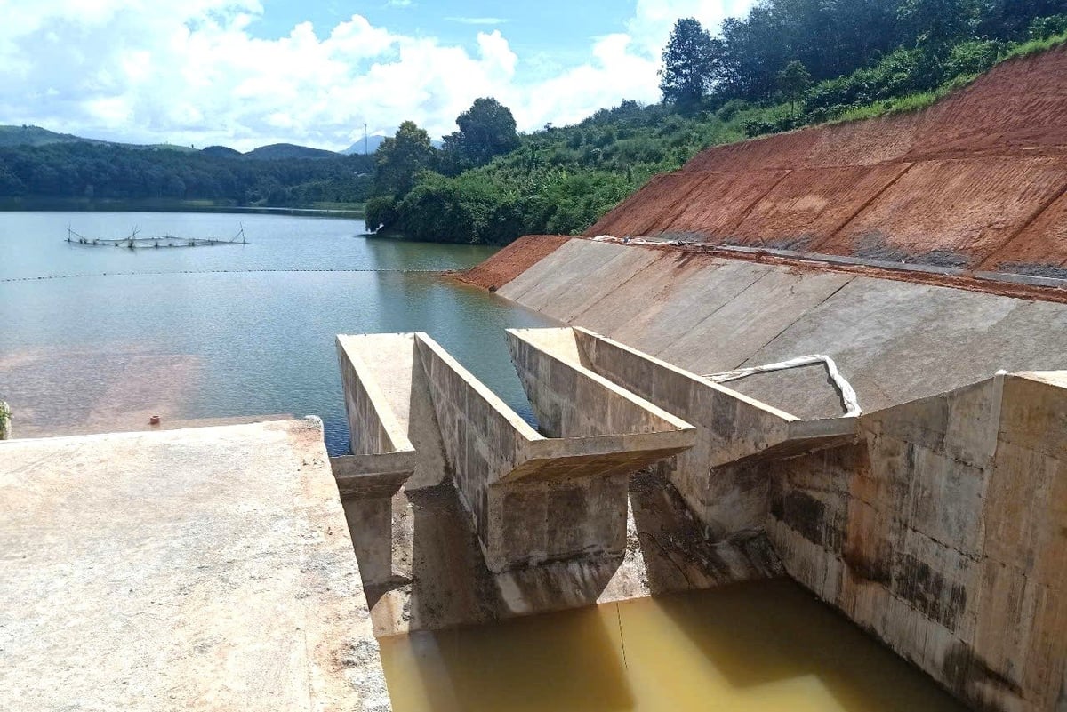 Các đơn vị quản lý, khai thác thường xuyên kiểm tra, đánh giá hiện trạng các công trình trong mùa mưa lũ. Ảnh: Tuấn Anh. Các đơn vị quản lý, khai thác thường xuyên kiểm tra, đánh giá hiện trạng các công trình trong mùa mưa lũ. Ảnh: Tuấn Anh.