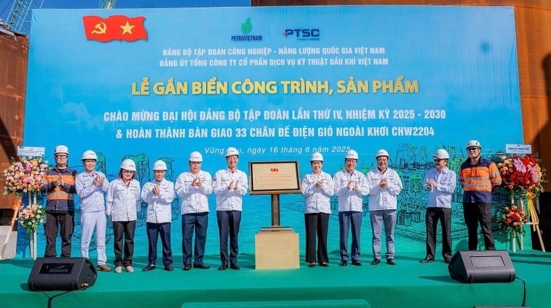 Lãnh đạo Đảng uỷ Chính phủ, lãnh đạo Petrovietnam; đại diện chủ đầu tư Orsted (Đan Mạch) và đại diện lãnh đạo PTSC thực hiện ghi thức gắn biển công trình. Ảnh: Petrovietnam. Lãnh đạo Đảng uỷ Chính phủ, lãnh đạo Petrovietnam; đại diện chủ đầu tư Orsted (Đan Mạch) và đại diện lãnh đạo PTSC thực hiện ghi thức gắn biển công trình. Ảnh: Petrovietnam.