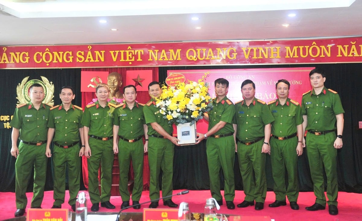 Đảng ủy, lãnh đạo Cục Cảnh sát phòng, chống tội phạm về môi trường (C05) tặng hoa chúc mừng Đại tá Thân Văn Hải nhận nhiệm vụ. Ảnh: Nguyễn Trường. Đảng ủy, lãnh đạo Cục Cảnh sát phòng, chống tội phạm về môi trường (C05) tặng hoa chúc mừng Đại tá Thân Văn Hải nhận nhiệm vụ. Ảnh: Nguyễn Trường.