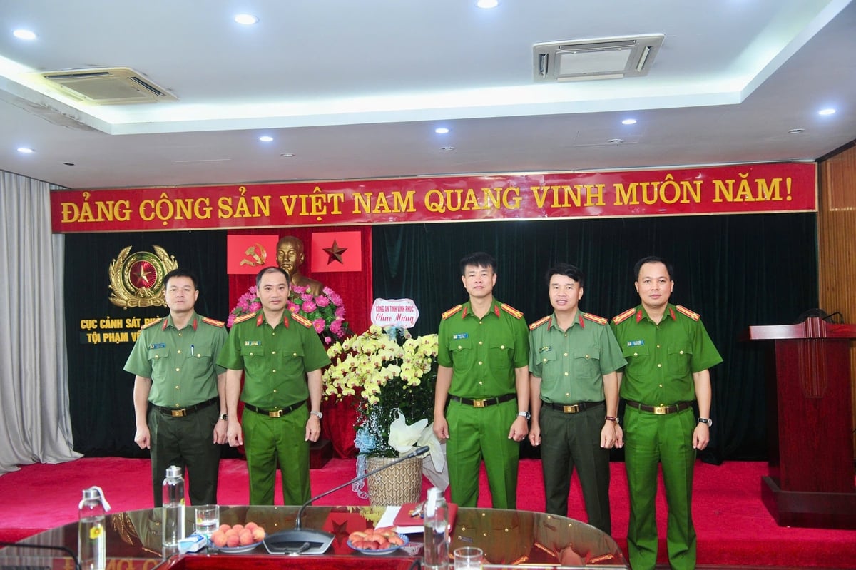 Đại diện Công an tỉnh Vĩnh Phúc tặng hoa chúc mừng Đại tá Thân Văn Hải (thứ 3 từ trái qua) tại buổi lễ công bố quyết định bổ nhiệm. Ảnh: Nguyễn Trường. Đại diện Công an tỉnh Vĩnh Phúc tặng hoa chúc mừng Đại tá Thân Văn Hải (thứ 3 từ trái qua) tại buổi lễ công bố quyết định bổ nhiệm. Ảnh: Nguyễn Trường.