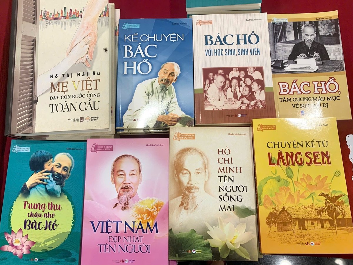 Một góc trưng bày sách về Chủ tịch Hồ Chí Minh và các tác phẩm truyền cảm hứng tại ngày hội. Ảnh: Hồng Ngọc. Một góc trưng bày sách về Chủ tịch Hồ Chí Minh và các tác phẩm truyền cảm hứng tại ngày hội. Ảnh: Hồng Ngọc.
