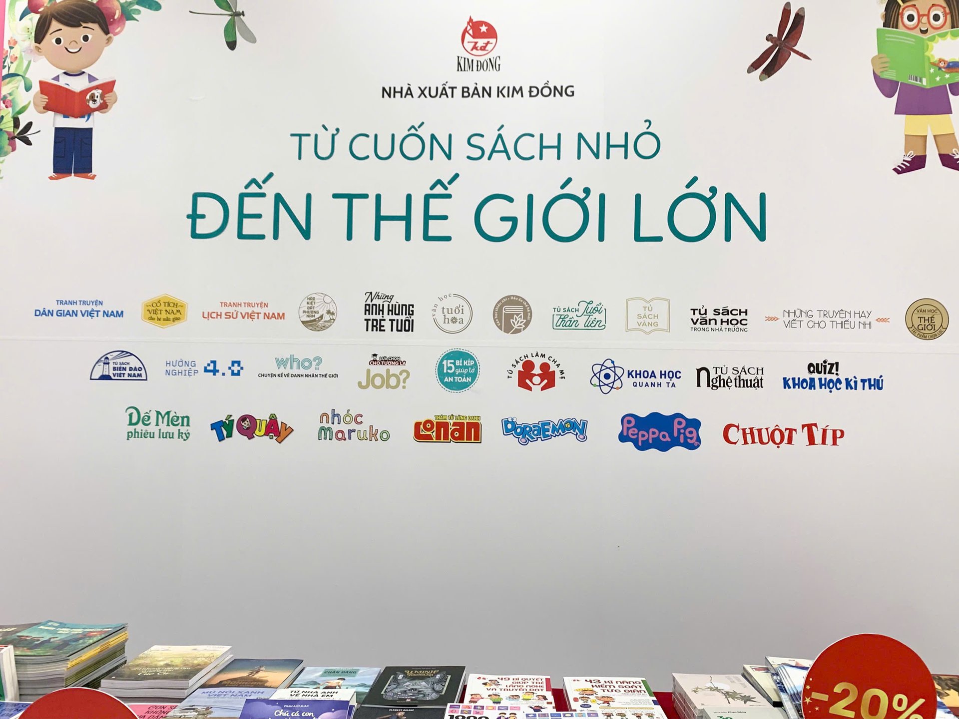 Không gian trưng bày sách thiếu nhi với thông điệp 'Từ cuốn sách nhỏ đến thế giới lớn'. Ảnh: Hồng Ngọc. Không gian trưng bày sách thiếu nhi với thông điệp 'Từ cuốn sách nhỏ đến thế giới lớn'. Ảnh: Hồng Ngọc.