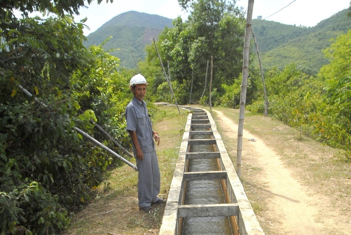 Mức thu nhập của thủy nông viên dẫn nước tùy diện tích họ phụ trách, bình quân mỗi tháng thủy nông viên có thu nhập từ 2 - 2,5 triệu đồng/người. Ảnh: V.Đ.T. Mức thu nhập của thủy nông viên dẫn nước tùy diện tích họ phụ trách, bình quân mỗi tháng thủy nông viên có thu nhập từ 2 - 2,5 triệu đồng/người. Ảnh: V.Đ.T.