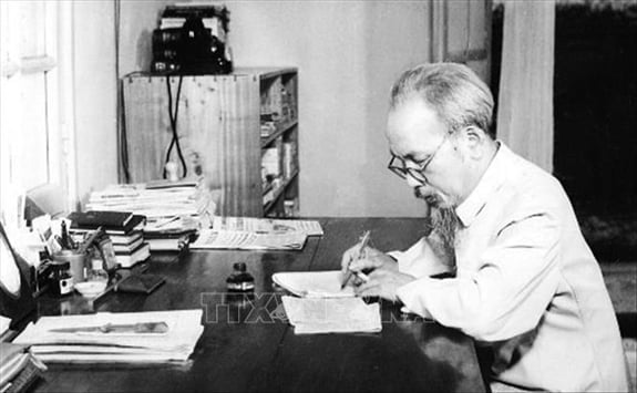 Chủ tịch Hồ Chí Minh - Người thầy vĩ đại của những người làm báo cách mạng Việt Nam. Ảnh tư liệu TTXVN. Chủ tịch Hồ Chí Minh - Người thầy vĩ đại của những người làm báo cách mạng Việt Nam. Ảnh tư liệu TTXVN.
