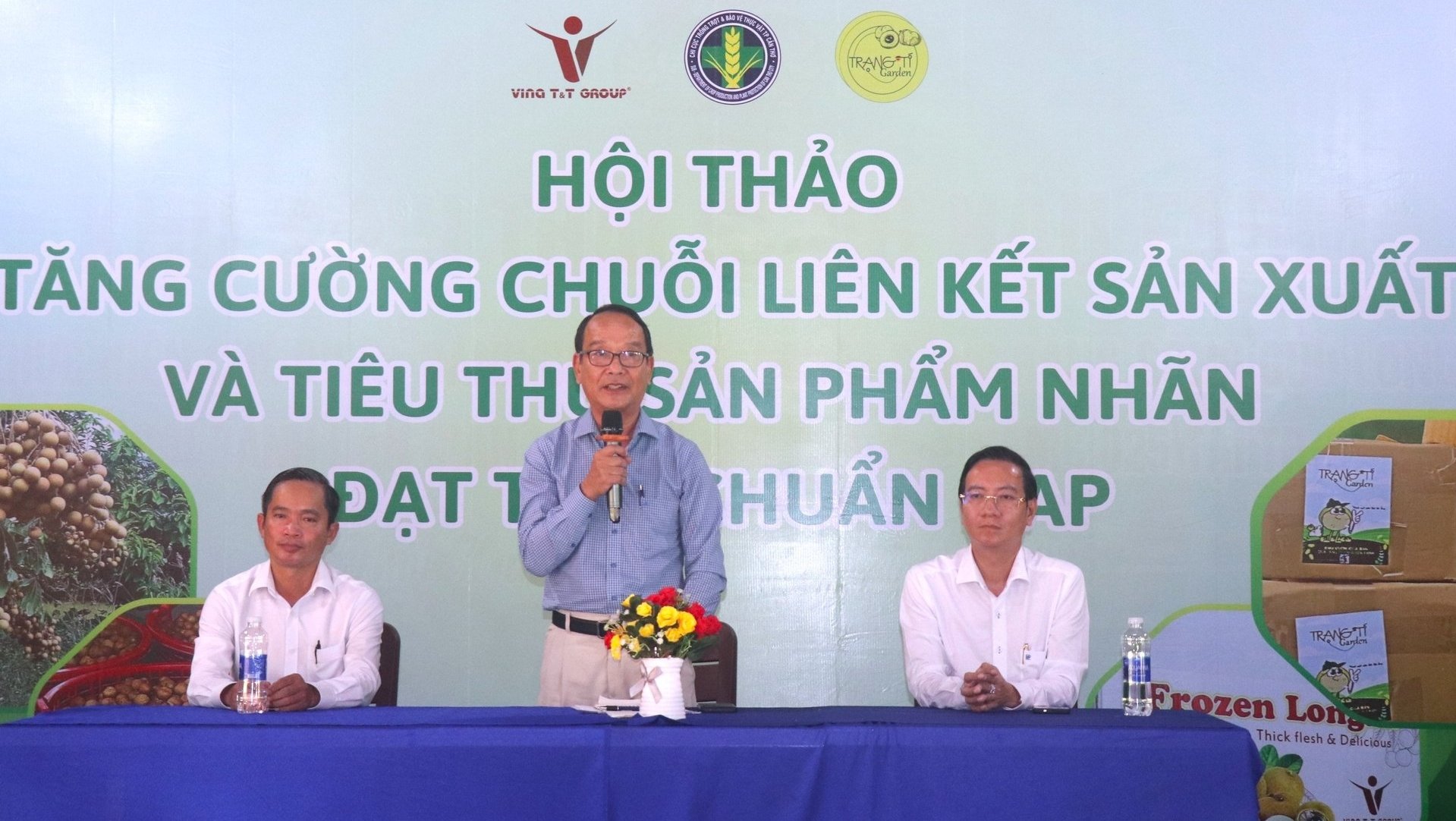 Ông Lê Văn Thiệt, Phó Cục trưởng Cục Trồng trọt và Bảo vệ thực vật (Bộ Nông nghiệp và Môi trường) chủ trì hội thảo 'Tăng cường chuỗi liên kết sản xuất và tiêu thụ sản phẩm nhãn đạt tiêu chuẩn GAP'. Ảnh: Kim Anh.