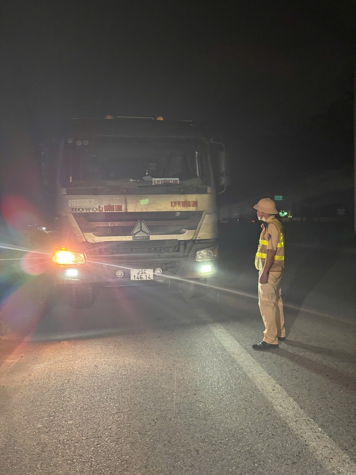 Các phương tiện vi phạm chở quá tải trọng cho phép lưu thông trên tuyến đường trục phía Nam bị Tổ công tác Cảnh sát giao thông đường bộ số 10 - Phòng Cảnh sát giao thông TP Hà Nội kiểm tra, xử lý. Ảnh: Cao Sơn. Các phương tiện vi phạm chở quá tải trọng cho phép lưu thông trên tuyến đường trục phía Nam bị Tổ công tác Cảnh sát giao thông đường bộ số 10 - Phòng Cảnh sát giao thông TP Hà Nội kiểm tra, xử lý. Ảnh: Cao Sơn.
