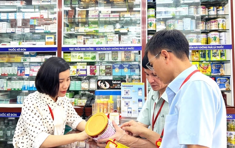 Đoàn kiểm tra của Sở Y tế tỉnh Bắc Ninh kiểm tra cơ sở kinh doanh thuốc, mỹ phẩm, thực phẩm bảo vệ sức khỏe. Ảnh: Cổng thông tin Bắc Ninh. Đoàn kiểm tra của Sở Y tế tỉnh Bắc Ninh kiểm tra cơ sở kinh doanh thuốc, mỹ phẩm, thực phẩm bảo vệ sức khỏe. Ảnh: Cổng thông tin Bắc Ninh.