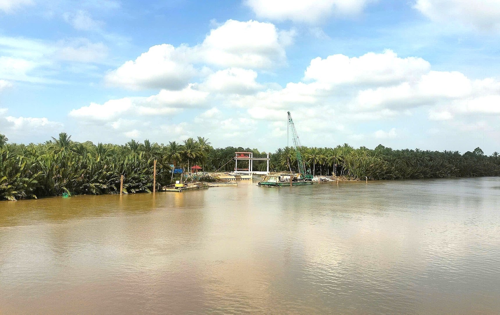 Tỉnh đang nỗ lực xây dựng hệ thống cống khép kín ngăn mặn. Ảnh: Kiều Nhi. Tỉnh đang nỗ lực xây dựng hệ thống cống khép kín ngăn mặn. Ảnh: Kiều Nhi.