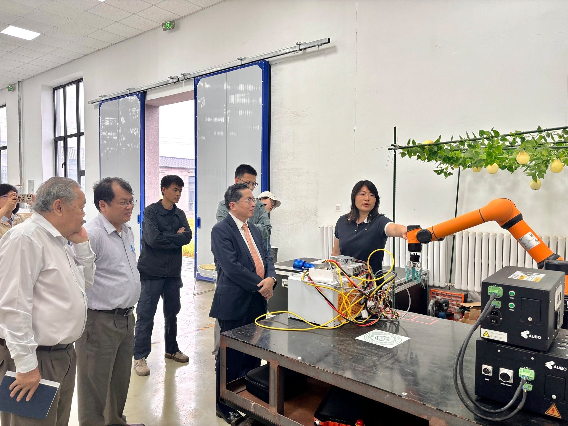 Ông Trần Kim Chung, Chủ tịch CT Group dẫn đầu đoàn tham quan các thiết bị, máy móc tự động hóa của CAU. Ảnh: Kiều Chi. Ông Trần Kim Chung, Chủ tịch CT Group dẫn đầu đoàn tham quan các thiết bị, máy móc tự động hóa của CAU. Ảnh: Kiều Chi.
