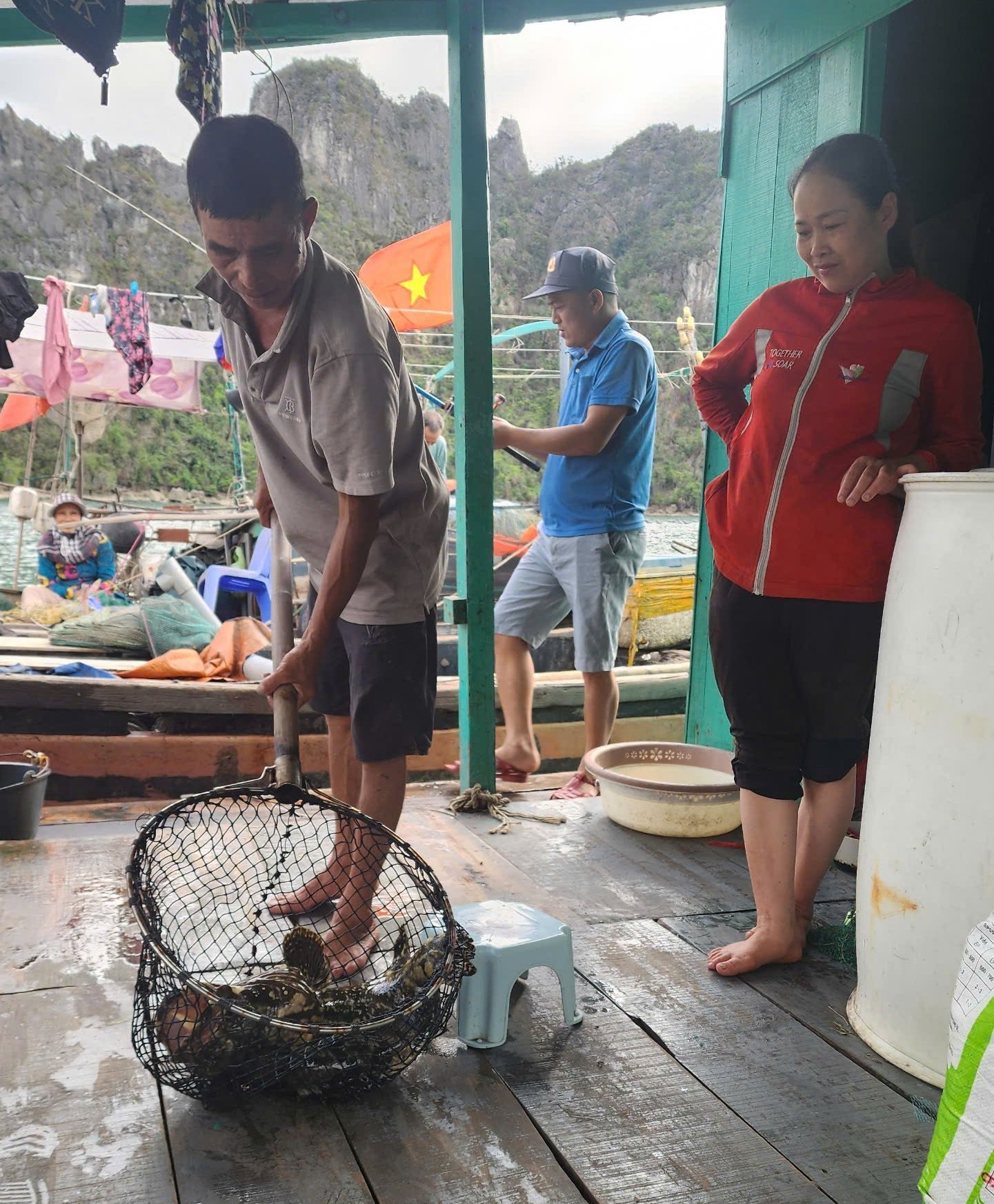 Vợ chồng ngư dân mưu sinh trên biển. Ảnh: Đức Hải. Vợ chồng ngư dân mưu sinh trên biển. Ảnh: Đức Hải.