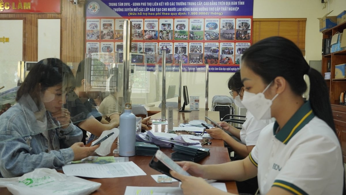 Mọi băn khoăn của người lao động luôn được cán bộ Trung tâm giải thích tận tình. Ảnh: Minh Toàn. Mọi băn khoăn của người lao động luôn được cán bộ Trung tâm giải thích tận tình. Ảnh: Minh Toàn.