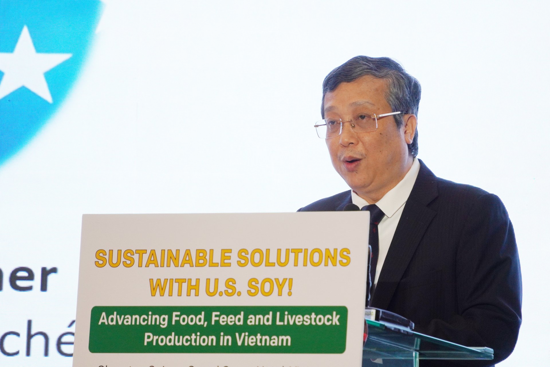 Thứ trưởng Bộ Nông nghiệp và Môi trường Hoàng Trung phát biểu tại sự kiện kỷ niệm 30 năm hoạt động tại Việt Nam của Hội đồng Xuất khẩu Đậu nành Hoa Kỳ (USSEC). Ảnh: Nguyễn Thủy. Thứ trưởng Bộ Nông nghiệp và Môi trường Hoàng Trung phát biểu tại sự kiện kỷ niệm 30 năm hoạt động tại Việt Nam của Hội đồng Xuất khẩu Đậu nành Hoa Kỳ (USSEC). Ảnh: Nguyễn Thủy.