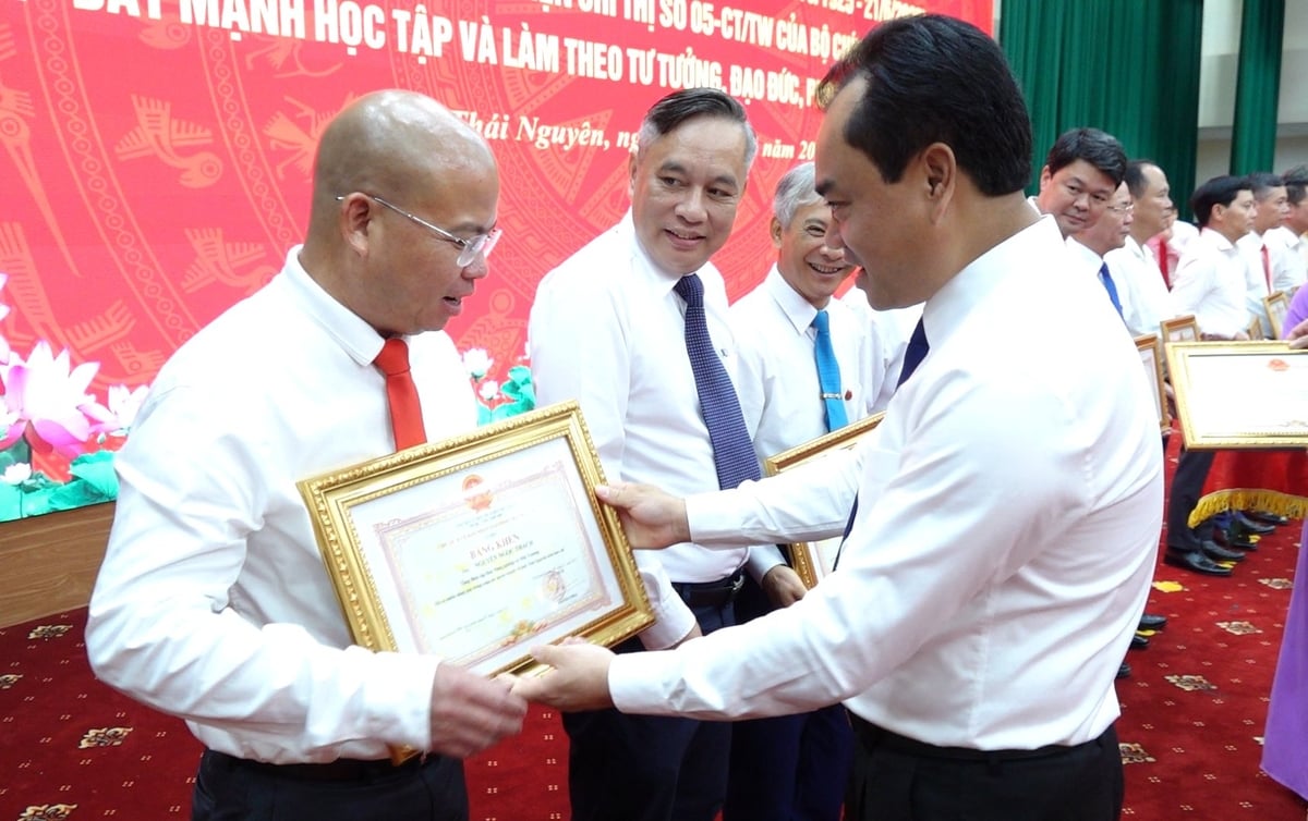 Đồng chí Trịnh Việt Hùng - Ủy viên Dự khuyết BCH Trung ương Đảng, Bí thư Tỉnh ủy Thái Nguyên trao Bằng khen cho Văn phòng đại diện miền núi phía Bắc - Báo Nông nghiệp và Môi trường. Ảnh: Quang Linh. Đồng chí Trịnh Việt Hùng - Ủy viên Dự khuyết BCH Trung ương Đảng, Bí thư Tỉnh ủy Thái Nguyên trao Bằng khen cho Văn phòng đại diện miền núi phía Bắc - Báo Nông nghiệp và Môi trường. Ảnh: Quang Linh.