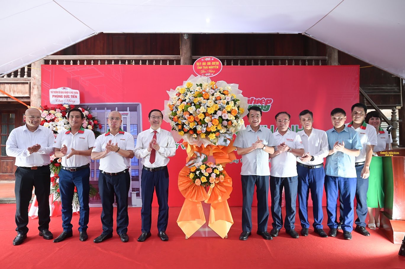 Ông Nguyễn Thanh Bình, Ủy viên Ban Thường vụ Tỉnh ủy, Phó Chủ tịch Thường trực UBND tỉnh Thái Nguyên tặng hoa chúc mừng khánh thành trụ sở Văn phòng miền núi phía Bắc tại Thái Nguyên. Ảnh: Tùng Đinh. Ông Nguyễn Thanh Bình, Ủy viên Ban Thường vụ Tỉnh ủy, Phó Chủ tịch Thường trực UBND tỉnh Thái Nguyên tặng hoa chúc mừng khánh thành trụ sở Văn phòng miền núi phía Bắc tại Thái Nguyên. Ảnh: Tùng Đinh.