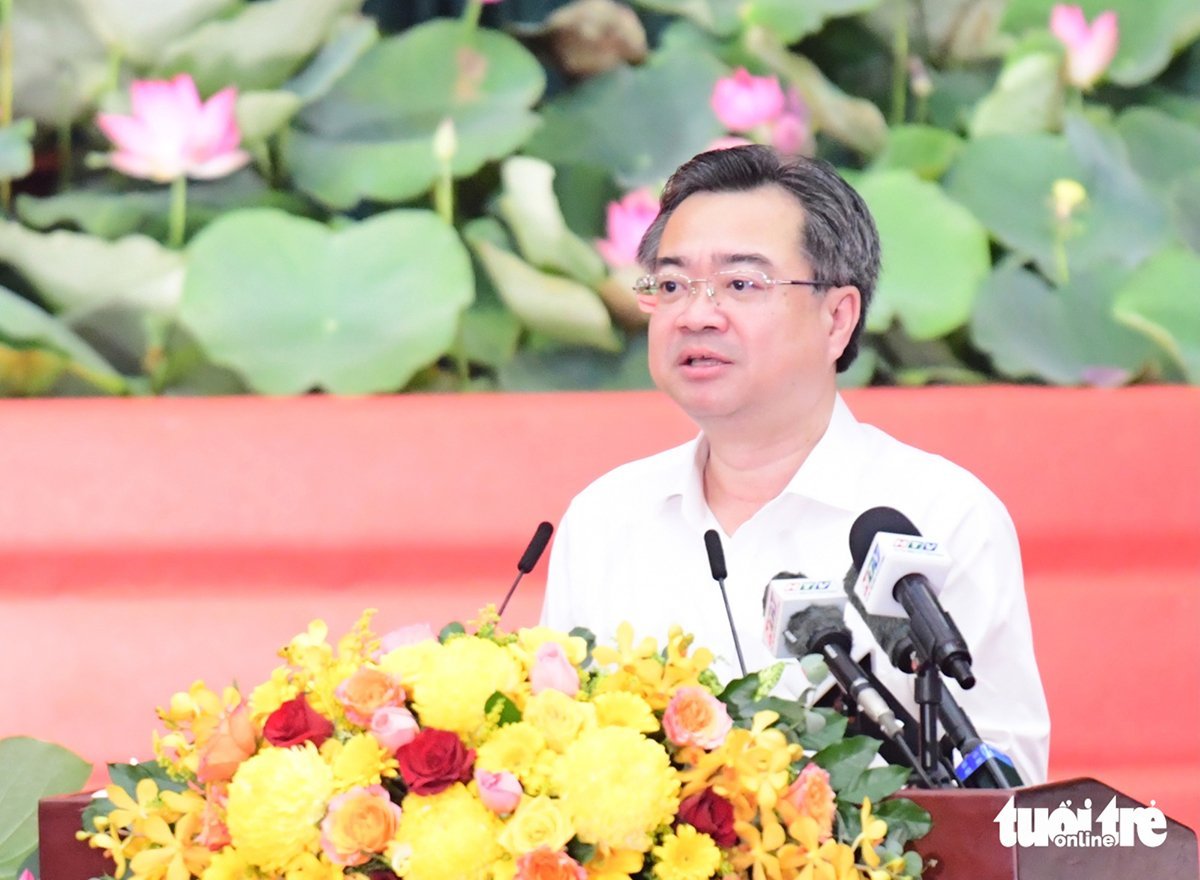 Phó bí thư Thường trực Thành ủy TP.HCM Nguyễn Thanh Nghị báo cáo đoàn công tác Trung ương - Ảnh: Quang Định - Tuổi trẻ online. Phó bí thư Thường trực Thành ủy TP.HCM Nguyễn Thanh Nghị báo cáo đoàn công tác Trung ương - Ảnh: Quang Định - Tuổi trẻ online.