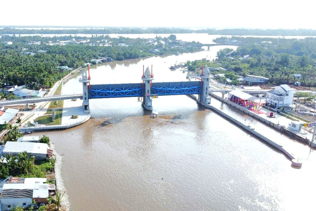 Cống âu Rạch Mọp thuộc địa bàn xã Nhơn Mỹ (huyện Kế Sách) và xã Song Phụng (huyện Long Phú) của tỉnh Sóc Trăng. Ảnh: Kim Anh. Cống âu Rạch Mọp thuộc địa bàn xã Nhơn Mỹ (huyện Kế Sách) và xã Song Phụng (huyện Long Phú) của tỉnh Sóc Trăng. Ảnh: Kim Anh.