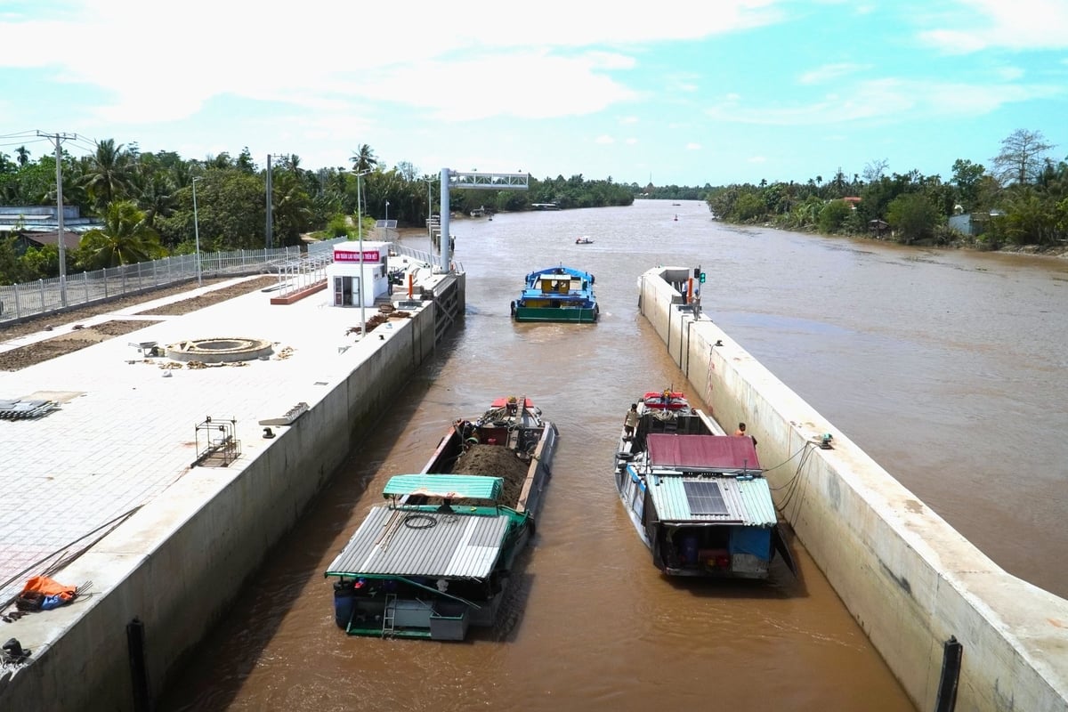 Thời điểm hạn mặn, cống âu Rạch Mọp đóng, các phương tiện tàu thuyền lưu thông qua âu thuyền. Ảnh: Kim Anh. Thời điểm hạn mặn, cống âu Rạch Mọp đóng, các phương tiện tàu thuyền lưu thông qua âu thuyền. Ảnh: Kim Anh.