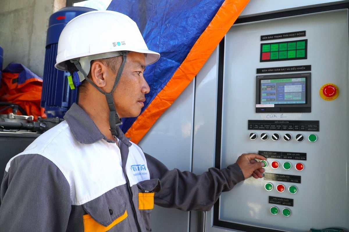 Hiện Chi cục Thủy lợi tỉnh Sóc Trăng đang quản lý và vận hành tạm thời cống âu Rạch Mọp. Ảnh: Kim Anh. Hiện Chi cục Thủy lợi tỉnh Sóc Trăng đang quản lý và vận hành tạm thời cống âu Rạch Mọp. Ảnh: Kim Anh.