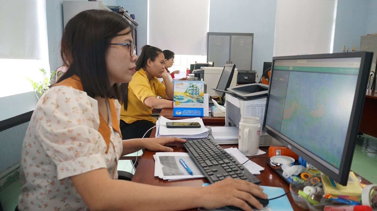 Chị Hằng vận hành hệ thống SCADA một cách chuyên nghiệp. Ảnh: Trần Trung. Chị Hằng vận hành hệ thống SCADA một cách chuyên nghiệp. Ảnh: Trần Trung.