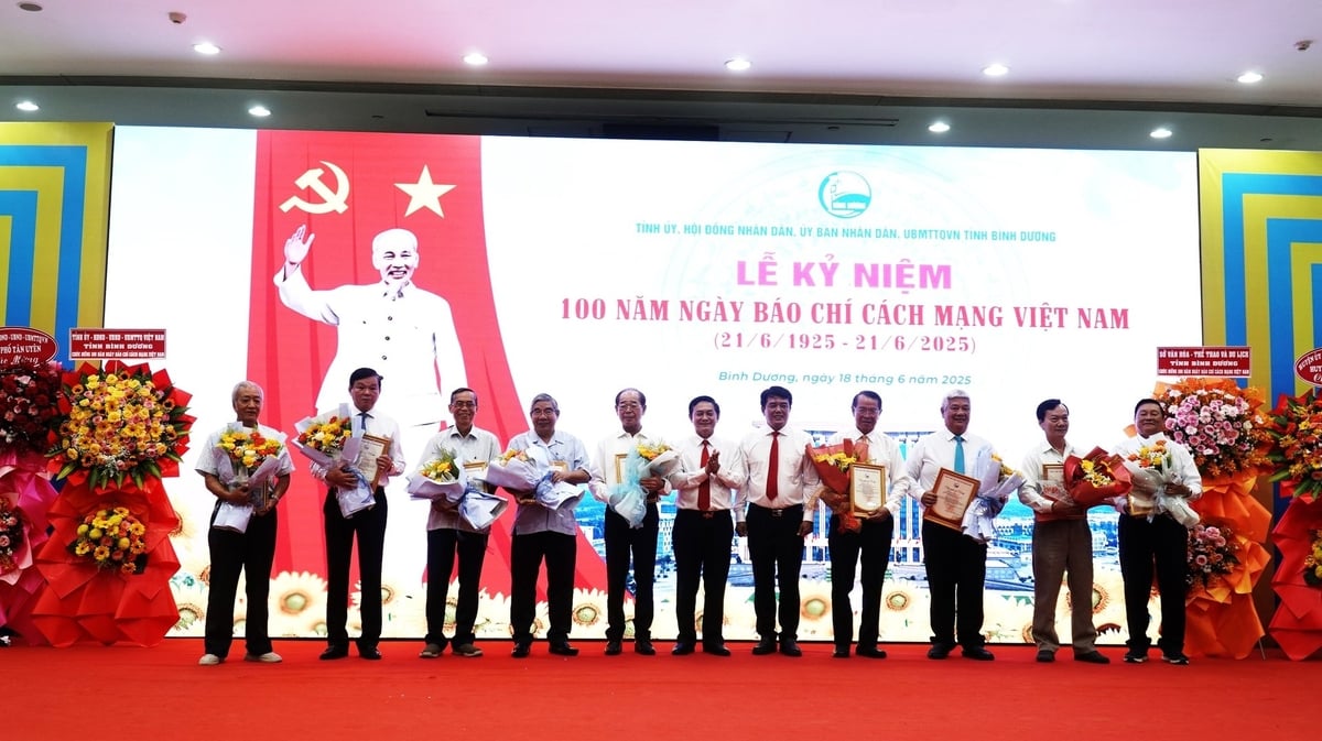 Tuyên dương các cá nhân có đóng góp xuất sắc trong hoạt động báo chí tại Bình Dương. Ảnh: Trần Phi. Tuyên dương các cá nhân có đóng góp xuất sắc trong hoạt động báo chí tại Bình Dương. Ảnh: Trần Phi.