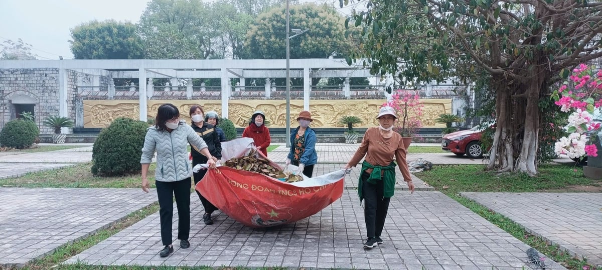 Người dân phường Mường Thanh tham gia dọn dẹp vệ sinh môi trường tại các điểm di tích. Ảnh: Hoàng Châu. Người dân phường Mường Thanh tham gia dọn dẹp vệ sinh môi trường tại các điểm di tích. Ảnh: Hoàng Châu.