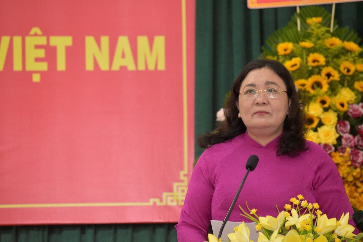 Bà Hồ Thị Hoàng Yến, Bí thư Tỉnh ủy - Chủ tịch HĐND tỉnh Bến Tre phát biểu chúc mừng đội ngũ người làm báo nhân Ngày Báo chí Cách mạng Việt Nam. Ảnh: Minh Đảm. Bà Hồ Thị Hoàng Yến, Bí thư Tỉnh ủy - Chủ tịch HĐND tỉnh Bến Tre phát biểu chúc mừng đội ngũ người làm báo nhân Ngày Báo chí Cách mạng Việt Nam. Ảnh: Minh Đảm.