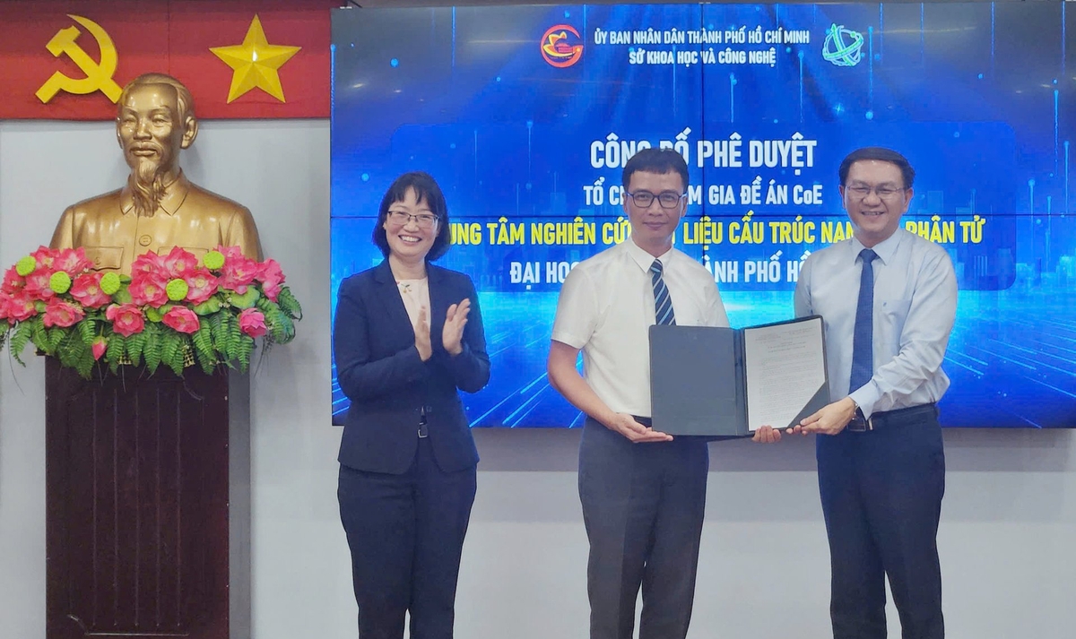 Phó Chủ tịch UBND TP.HCM Trần Thị Diệu Thúy trao quyết định phát triển Trung tâm nghiên cứu đạt chuẩn quốc gia cho Trung tâm Nghiên cứu Vật liệu Cấu trúc Nano và Phân tử (INOMAR). Ảnh: Kim Thoa. Phó Chủ tịch UBND TP.HCM Trần Thị Diệu Thúy trao quyết định phát triển Trung tâm nghiên cứu đạt chuẩn quốc gia cho Trung tâm Nghiên cứu Vật liệu Cấu trúc Nano và Phân tử (INOMAR). Ảnh: Kim Thoa.
