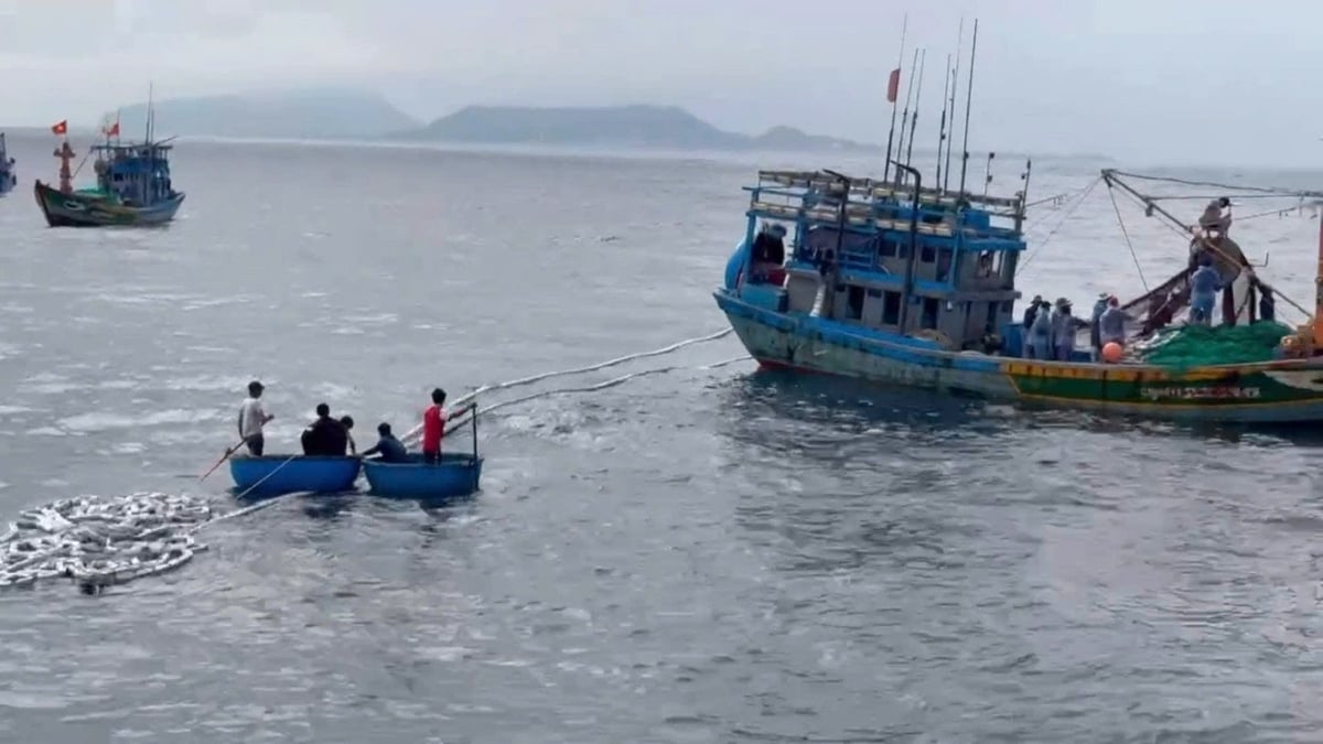 Các ngư dân gặp nạn được tàu cá Quảng Ngãi ứng cứu. Ảnh: N.D Các ngư dân gặp nạn được tàu cá Quảng Ngãi ứng cứu. Ảnh: N.D