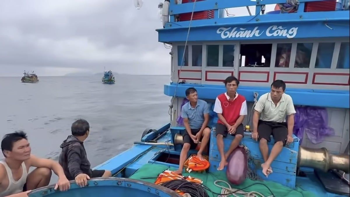 Toàn bộ ngư dân trên tàu cá gặp nạn đều được cứu sống. Ảnh: N.D Toàn bộ ngư dân trên tàu cá gặp nạn đều được cứu sống. Ảnh: N.D