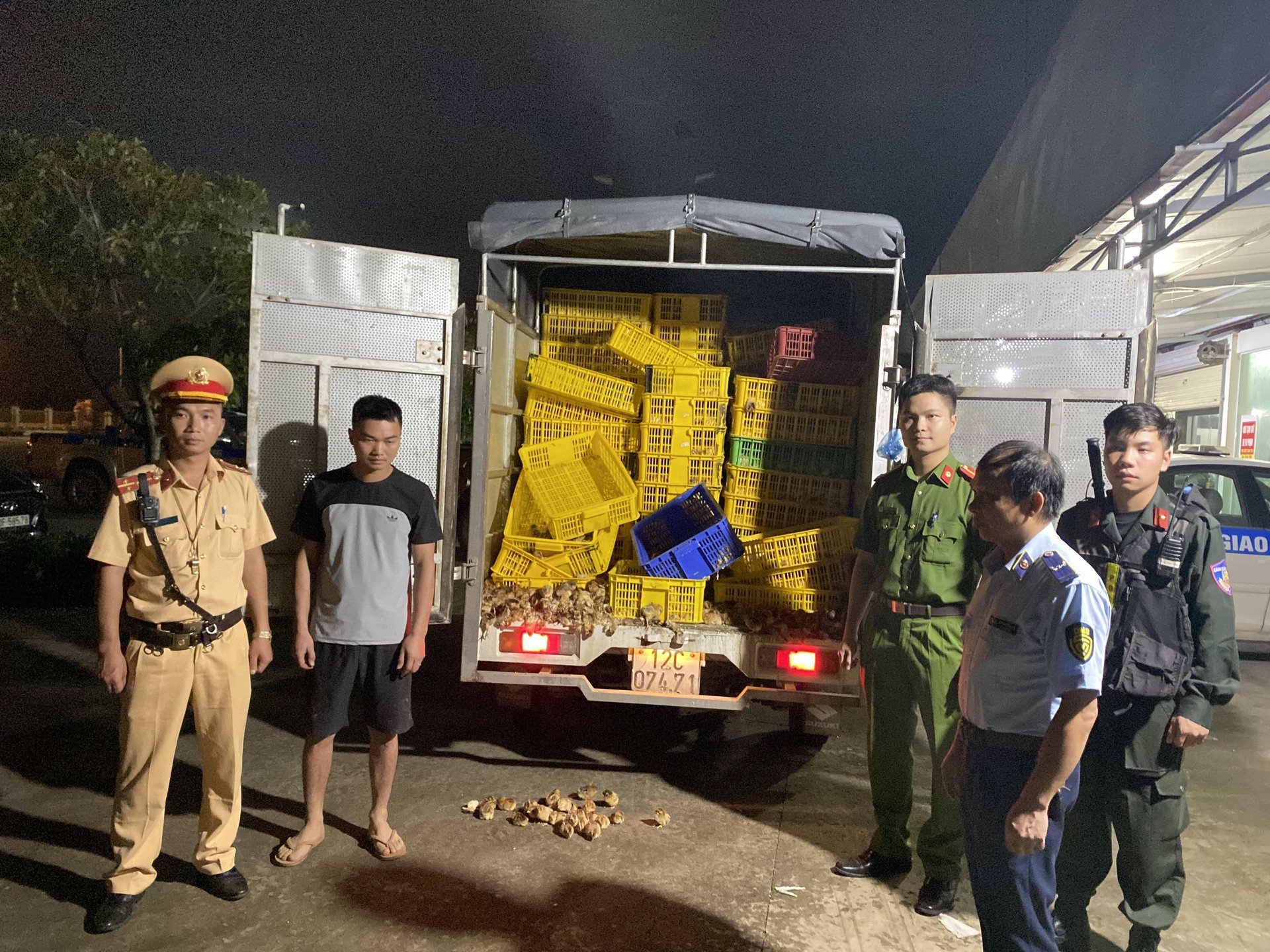 Lực lượng chức năng tỉnh Lạng Sơn từng bắt giữ nhiều vụ vận chuyển con giống gia cầm nhập lậu. Lực lượng chức năng tỉnh Lạng Sơn từng bắt giữ nhiều vụ vận chuyển con giống gia cầm nhập lậu.