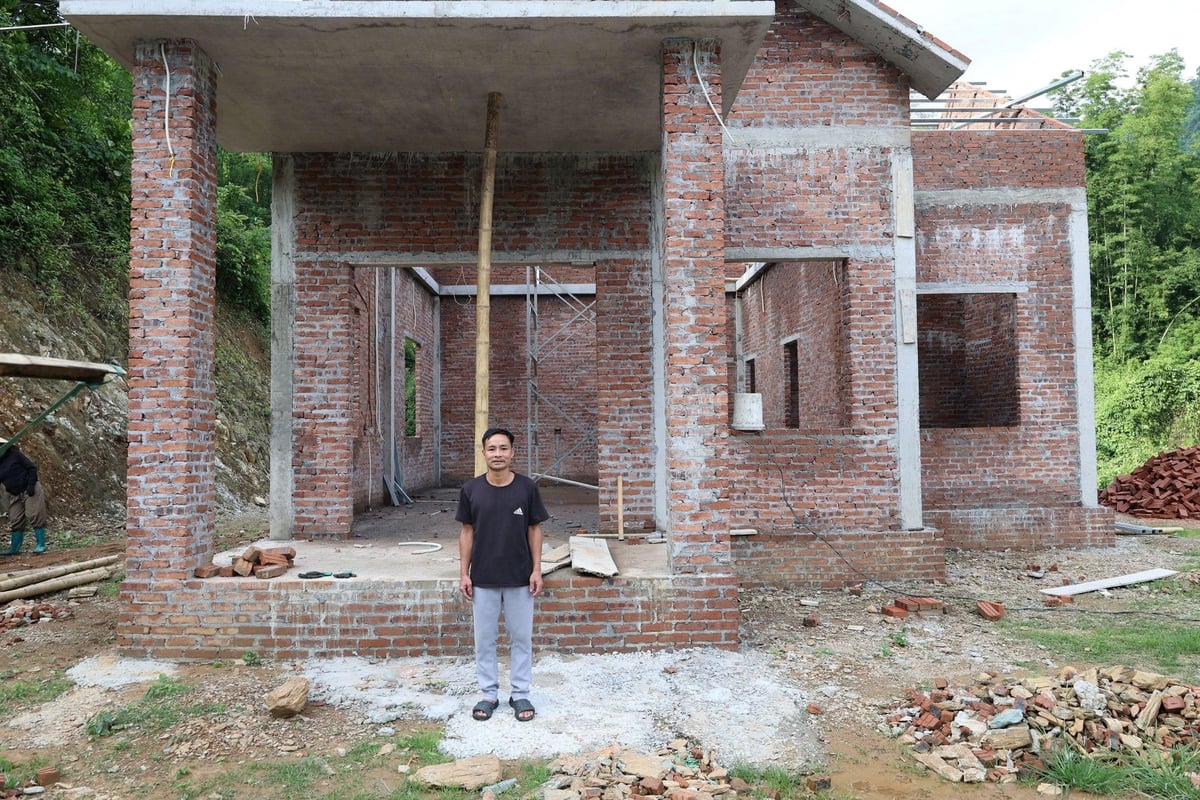 Anh Vi Văn Hậu bên ngôi nhà đang xây dựng. Ảnh: Thanh Tâm Anh Vi Văn Hậu bên ngôi nhà đang xây dựng. Ảnh: Thanh Tâm
